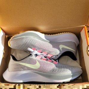 NWT Women's Nike Peagus Tennis Shoe Size 8